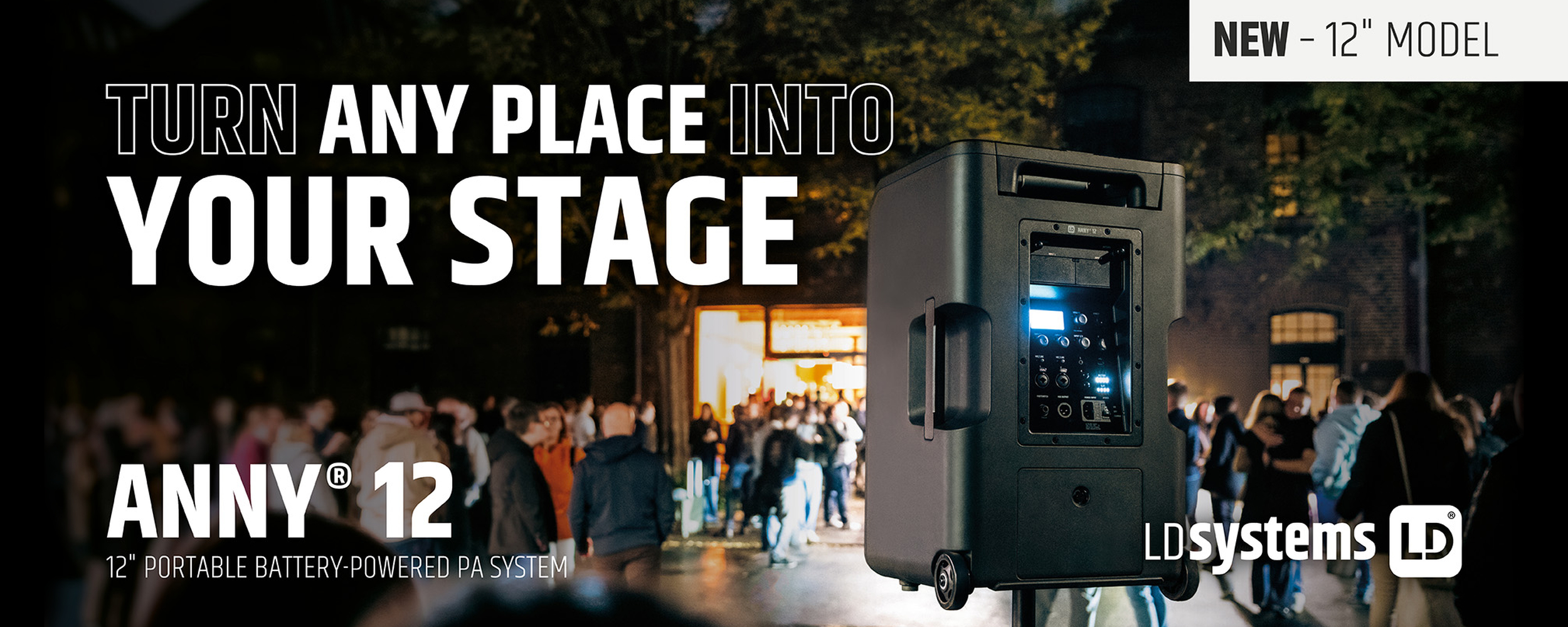 Werbebanner für die neuen, akkubetriebenen ANNY 12 PA-Lautsprecher von LD Systems, mit dem Slogan „TURN ANNY PLACE INTO YOUR STAGE“. Im Hintergrund ein Straßenfest, beschallt durch einen ANNY 12 Lautsprecher auf einem Stativ.