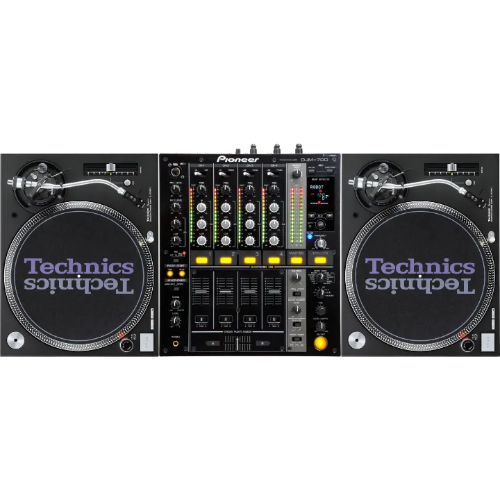 DJ Konsole, bestehend aus einem Pioneer DJM-700 Mischpult und zwei Technics SL-1210 MK2 Plattenspielern