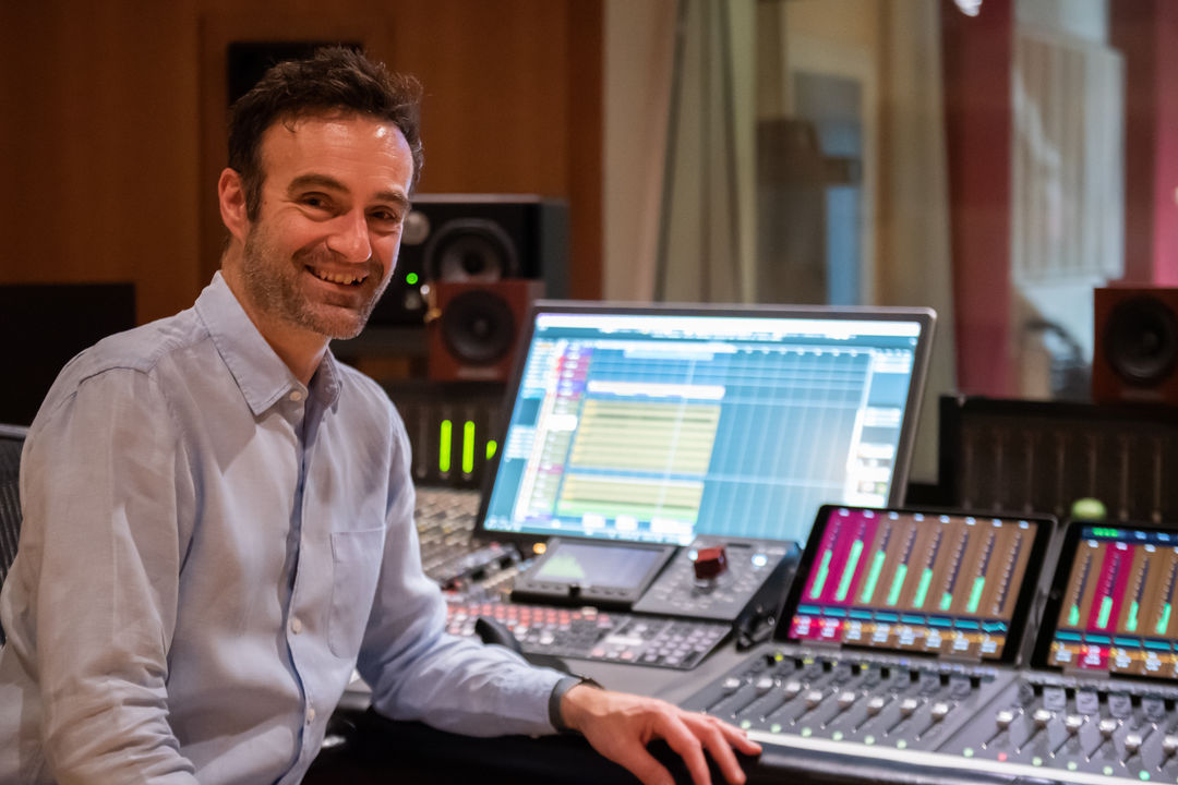 Christian Mayntz im Regieraum von Studio Hire.