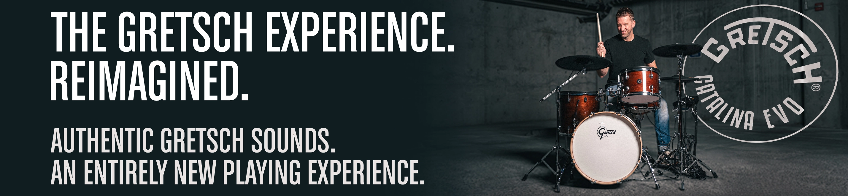 Gretsch Catalina EVO Banner mit dem Slogan „THE GRETSCH EXPERIENCE. REIMAGINED.“ und einem Schlagzeuger an einem elektronischen Gretsch Schlagzeug in der Farbe „Walnut Glaze“ im Hintergrund.