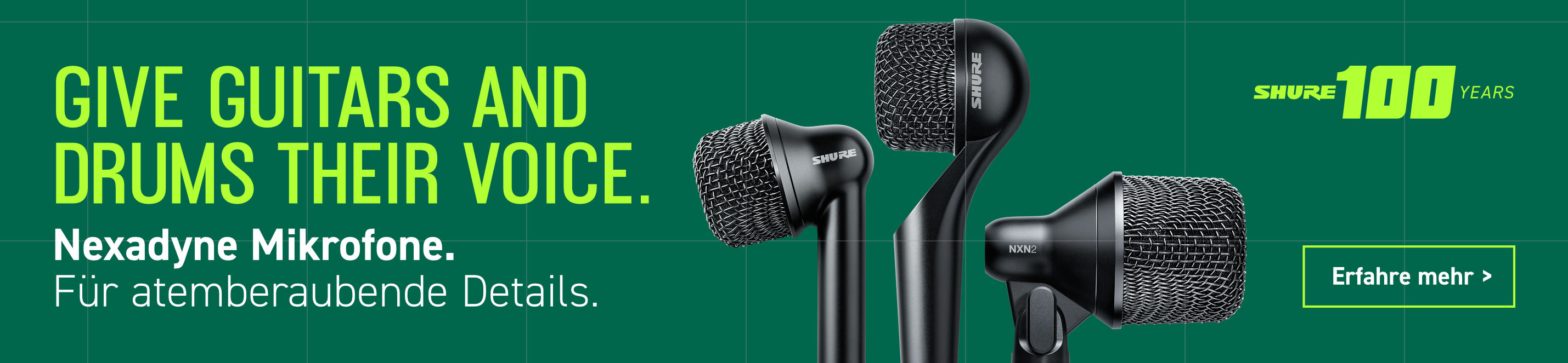 Shure Nexadyne Mikrofone vor grünem Hintergrund mit dem Slogan „Give guitars and drums their voice“ und Hinweis auf 100 Jahre Shure.