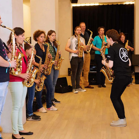 Saxophone workshop by instructor Katja Lau, guiding a group of participants.