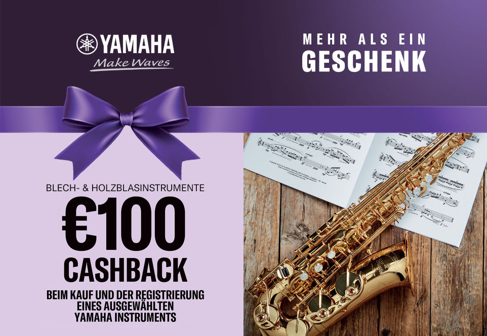Yamaha Banner mit einem goldenen Saxophon auf Holztisch, Notenblättern und lila Schleife, Text: €100 Cashback auf ausgewählte Yamaha Blech- und Holzblasinstrumente.
