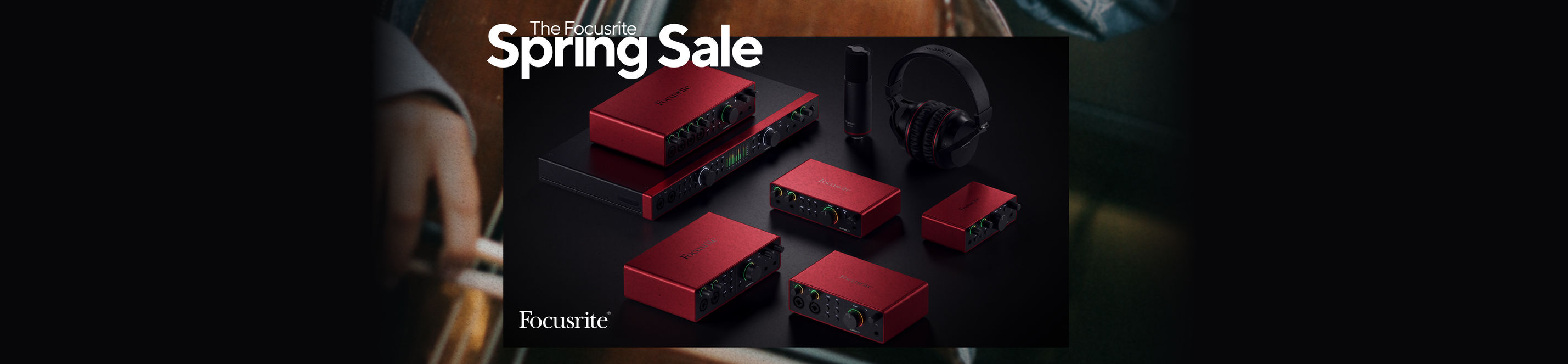 Focusrite Banner mit der Überschrift: „The Focusrite Spring Sale“, dahinter ein Gruppenbild der Scarlet Audiointerfaces, dem CM25 MkIII Kondensatormikrofon & den Kopfhörern SH-450.