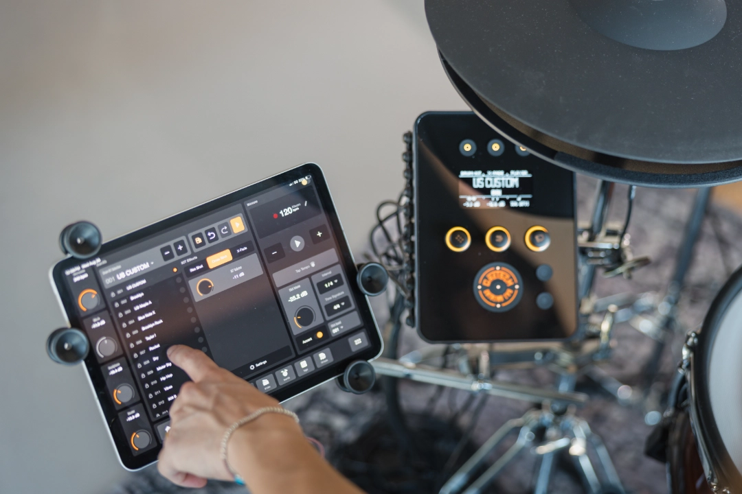 Detailfoto vom Gretsch Catalina EVO E-Drum Modul, mit einem Tablet mit geöffneter Gretsch E-Drum Remote App daneben.