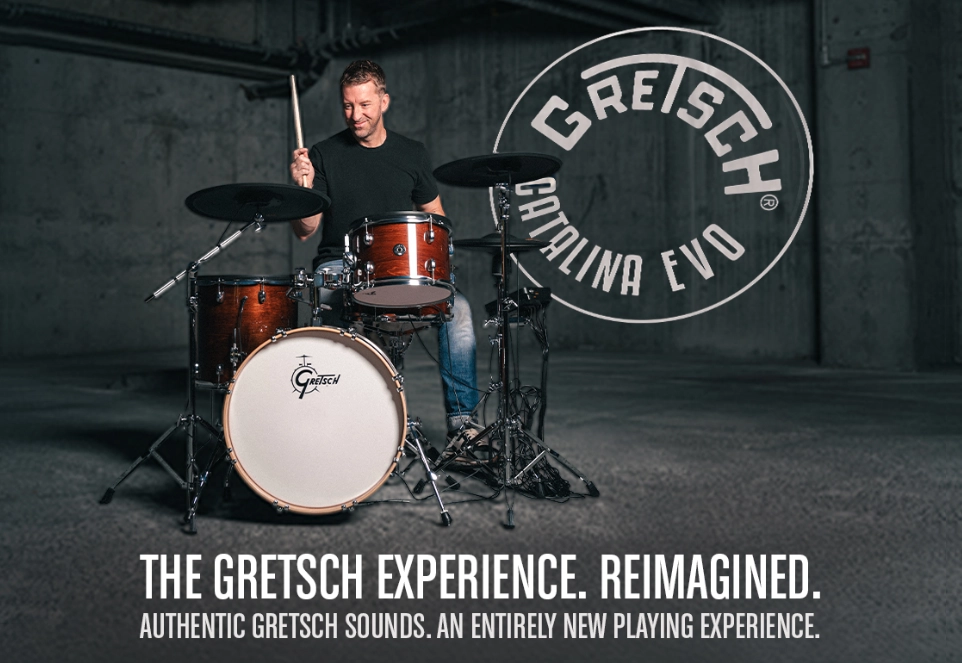 Gretsch Catalina EVO Banner mit dem Slogan „THE GRETSCH EXPERIENCE. REIMAGINED.“ und einem Schlagzeuger an einem elektronischen Gretsch Schlagzeug in der Farbe „Walnut Glaze“ im Hintergrund.