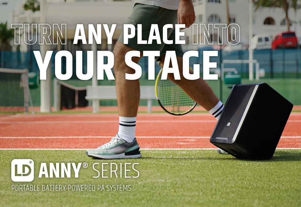 Mobiler Lautsprecher der LD Systems ANNY Serie steht auf einem Tennisplatz, daneben ein Mann mit Tennisschläger und der Slogan „Turn any place into your stage“.