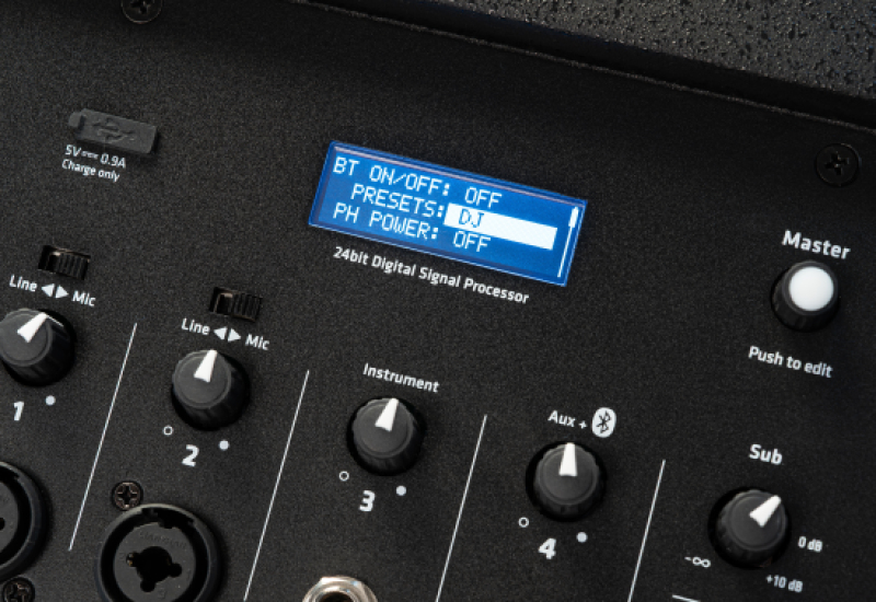 Detailaufnahme eines in die Mischer-Einheit integrierten LCD Displays, mit geöffneten Bluetooth- & Soundmodi-Einstellungen.