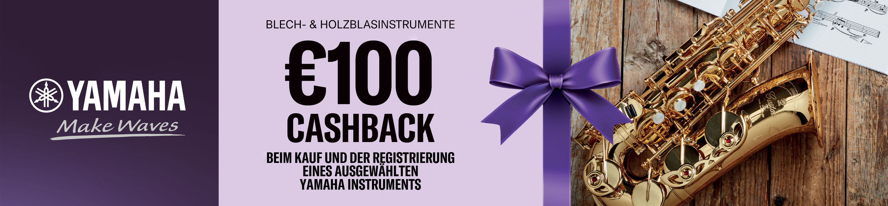 Yamaha Banner mit einem goldenen Saxophon auf Holztisch, Notenblättern und lila Schleife, Text: €100 Cashback auf ausgewählte Yamaha Blech- und Holzblasinstrumente.