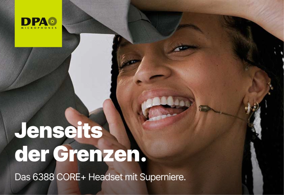DPA Banner für das 6388 CORE+ Headset-Mikrofon mit Supernierencharakteristik, mit dem Slogan „jenseits der Grenzen.“ Im Hintergrund das Bild einer Sängerin, die das Mikrofon trägt.