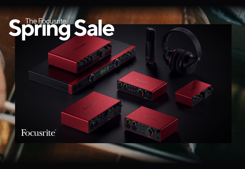 Focusrite Banner mit der Überschrift: „The Focusrite Spring Sale“, dahinter ein Gruppenbild der Scarlet Audiointerfaces, dem CM25 MkIII Kondensatormikrofon & den Kopfhörern SH-450.