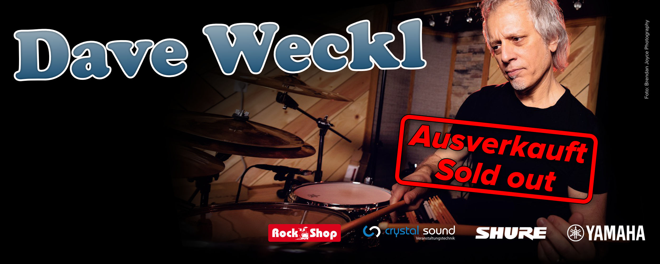 Banner für die Drum Clinic by Dave Weckl, mit Logos von Rock Shop, Crystal Sound, Shure & Yamaha. Im Hintergrund ein Bild von Dave Weckl beim Schlagzeugspiel. Ausverkauft Stempel über Dave Weckl.