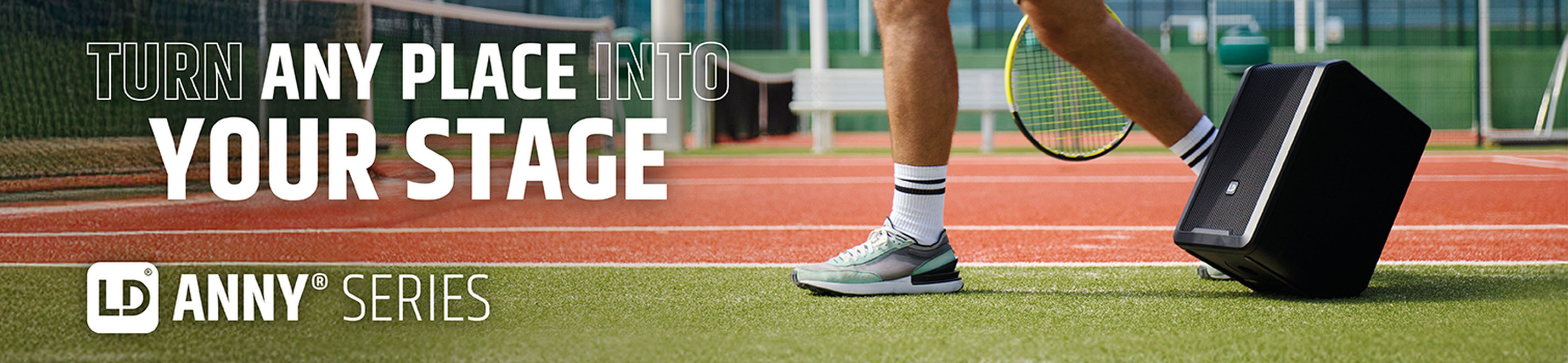 Mobiler Lautsprecher der LD Systems ANNY Serie steht auf einem Tennisplatz, daneben ein Mann mit Tennisschläger und der Slogan „Turn any place into your stage“.