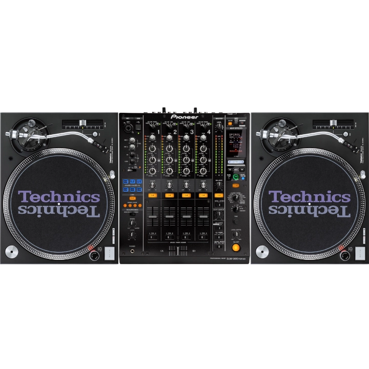 DJ Konsole, bestehend aus einem Pioneer DJM-900 Nexus Mischpult und zwei Technics SL-1210 MK2 Plattenspielern