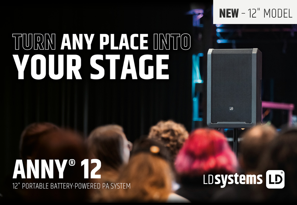 Werbebanner für die neuen, akkubetriebenen ANNY 12 PA-Lautsprecher von LD Systems, mit dem Slogan „TURN ANNY PLACE INTO YOUR STAGE“. Im Hintergrund ein Live-Event, beschallt durch einen ANNY 12 Lautsprecher auf einem Stativ.