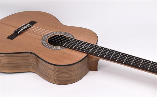 Volt Sevilla KG-6000 4/4 classical guitar high gloss soundport (solid cedar/walnut)