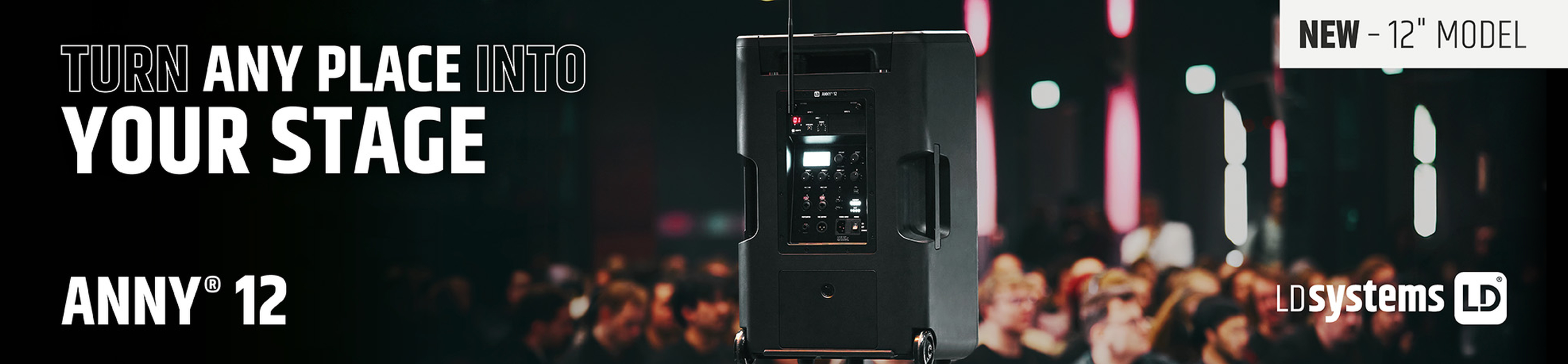 Werbebanner für die neuen, akkubetriebenen ANNY 12 PA-Lautsprecher von LD Systems, mit dem Slogan „TURN ANNY PLACE INTO YOUR STAGE“. Im Hintergrund ein Live-Event, beschallt durch einen ANNY 12 Lautsprecher auf einem Stativ.