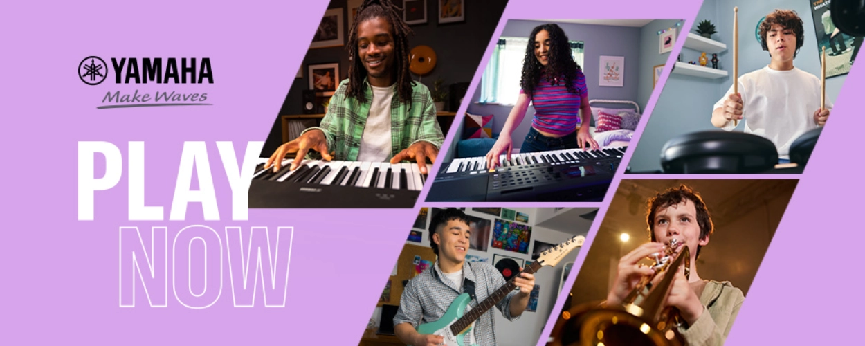 Yamaha-Werbebanner mit fünf jungen Menschen, die Keyboard, E-Drum, E-Gitarre und Trompete spielen; dazu der Schriftzug „PLAY NOW“.