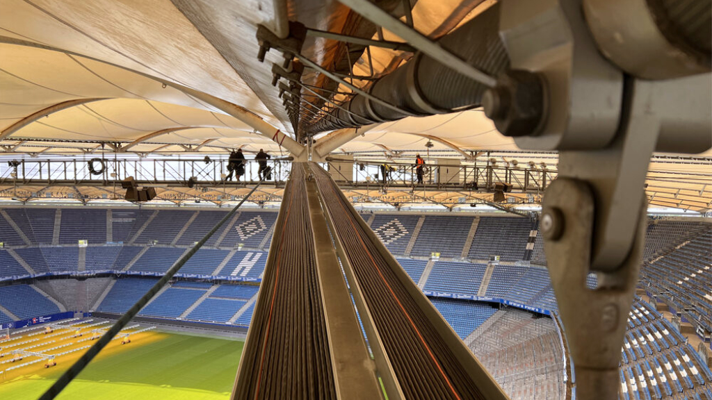 Installation von Lautsprecher-Arrays der d&b Y-Serie im Hamburger Volksparkstadion.
