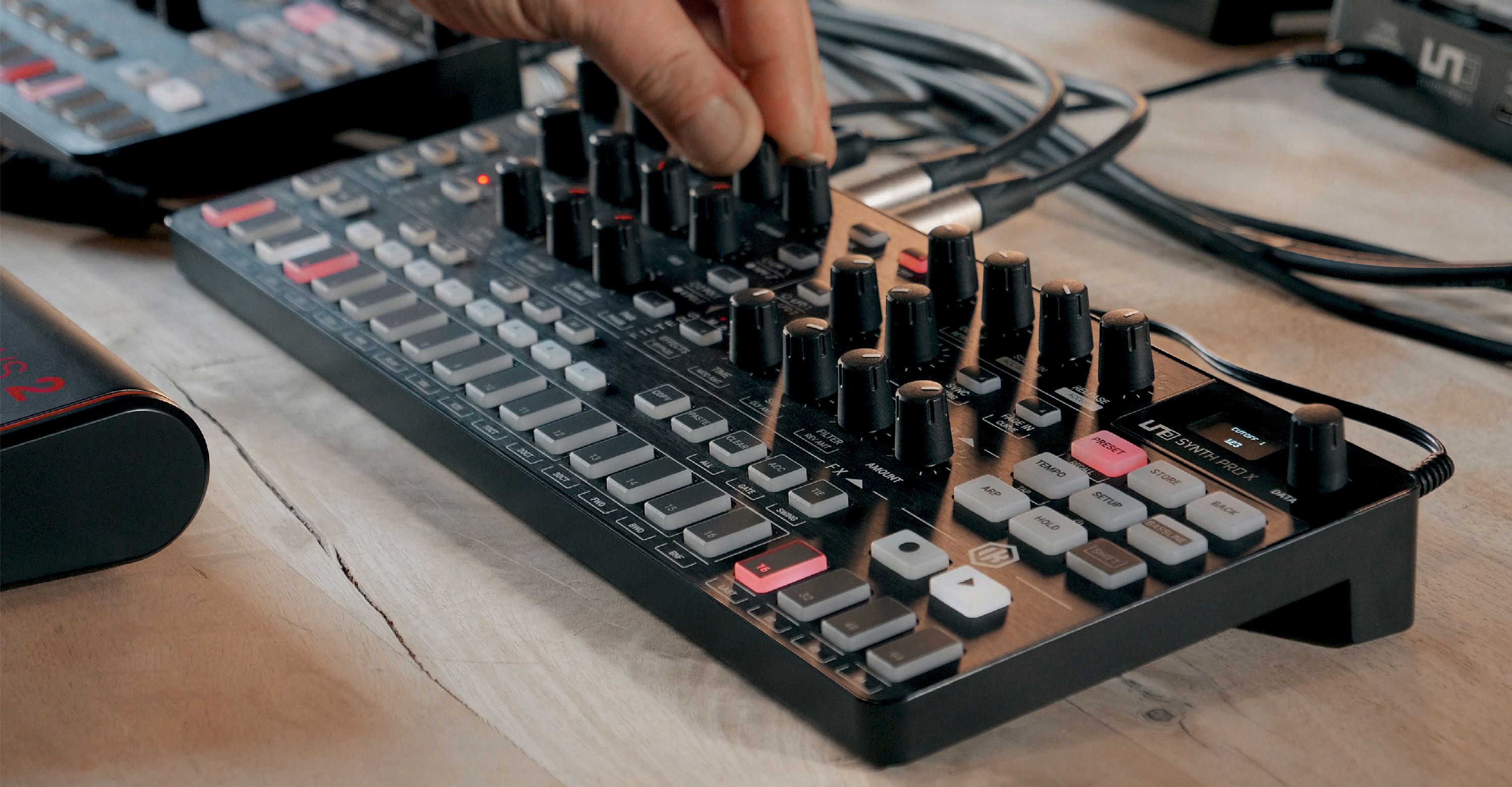IK Multimedia UNO Synth Pro X (Retoure) – Bild 5