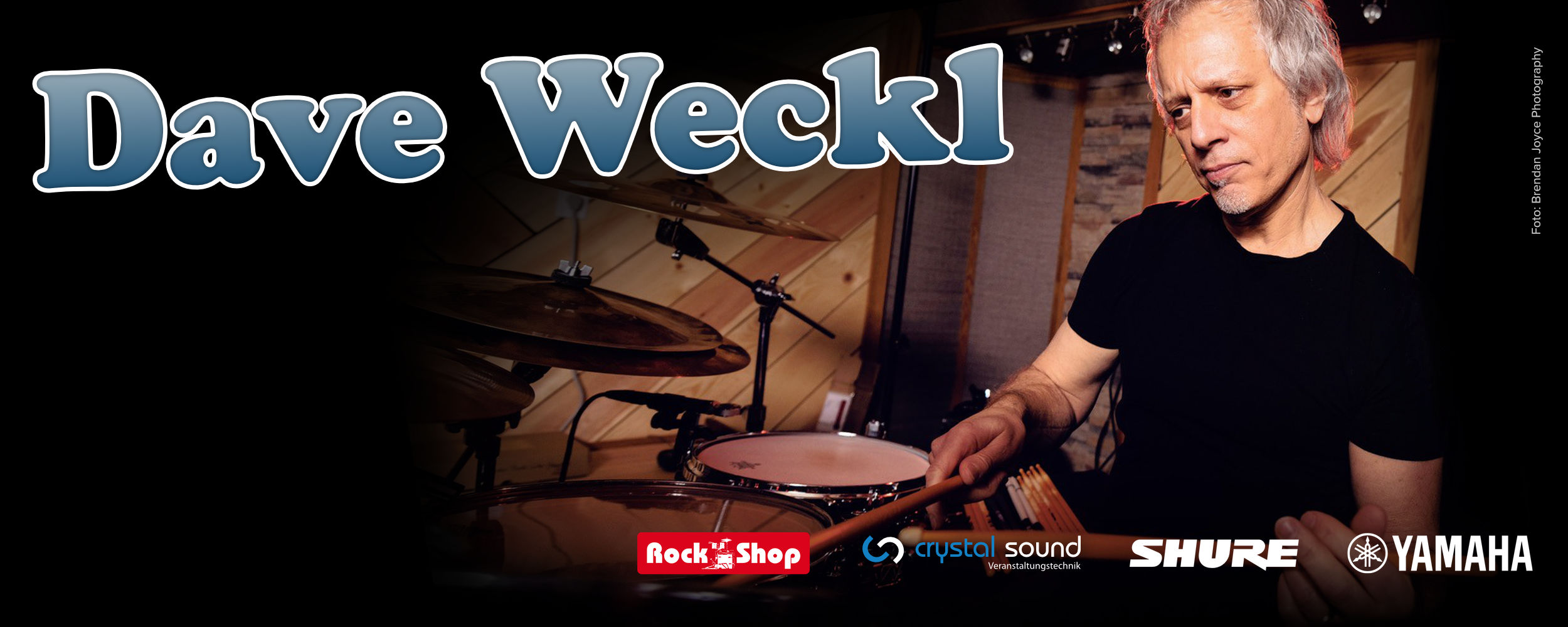 Banner für die Drum Clinic by Dave Weckl, mit Logos von Rock Shop, Crystal Sound, Shure & Yamaha. Im Hintergrund ein Bild von Dave Weckl beim Schlagzeugspiel.