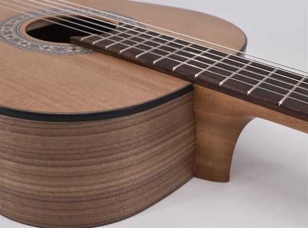 Volt Sevilla KG-6000 4/4 classical guitar high gloss soundport (solid cedar/walnut)