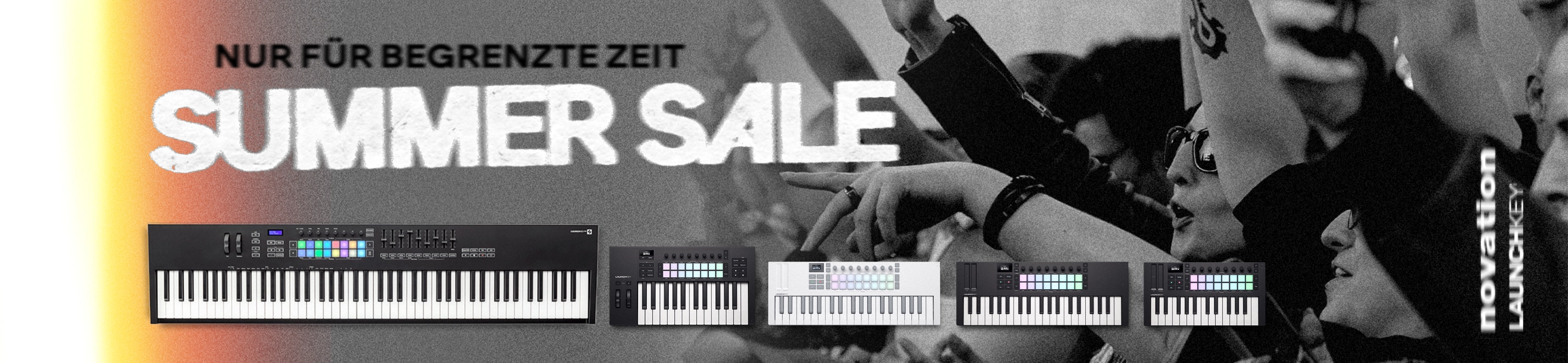 Novation Summer Sale Banner mit den Bildern mehrerer Launchkey Masterkeyboards im Fokus. Daneben der Text „Nur für kurze Zeit.“ Im Hintergrund eine Jubelnde Menschenmenge.