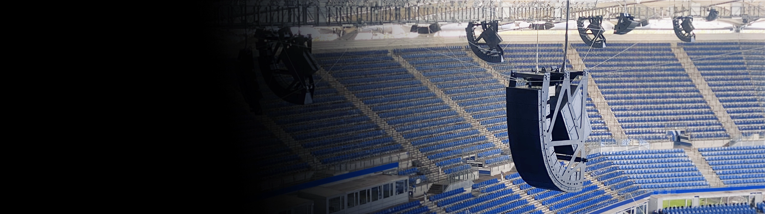 d&b audiotechnik Beschallungsanlage im Volksparkstadion Hamburg, mit einem Array bestehend aus Lautsprechern und Subwoofern der Y-Serie im Fokus.